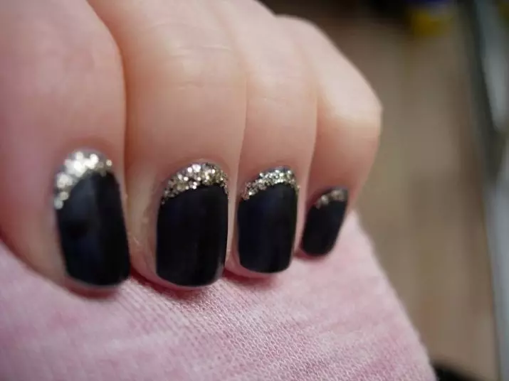 Black manicure na may rhinestones (49 mga larawan): Kuko disenyo na may matte barnisan 24478_36