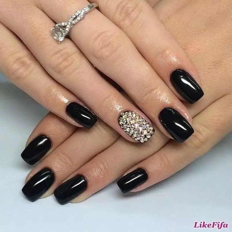 Black Manicure kun Rhinestones (49 fotoj): Najlo-dezajno kun Matte-glazuro 24478_38