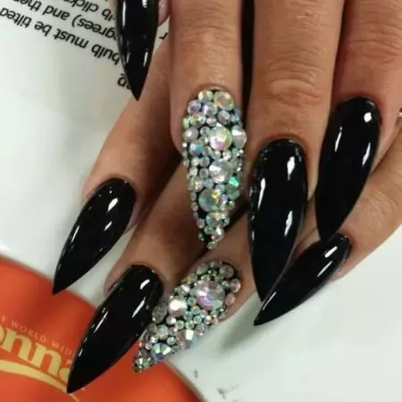 Manicura negra con Rhinestones (49 fotos): Deseño de uñas con verniz mate 24478_39