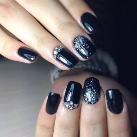 Zwarte manicure met steentjes (49 foto's): nagelontwerp met matte vernis 24478_43