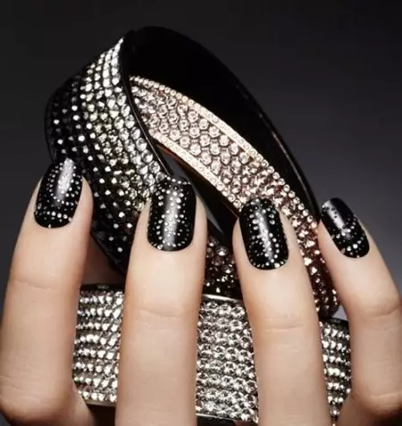 Zwarte manicure met steentjes (49 foto's): nagelontwerp met matte vernis 24478_48