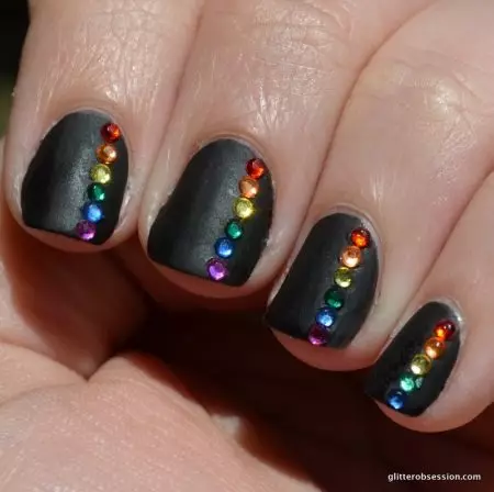 Manicura negra con Rhinestones (49 fotos): Deseño de uñas con verniz mate 24478_49