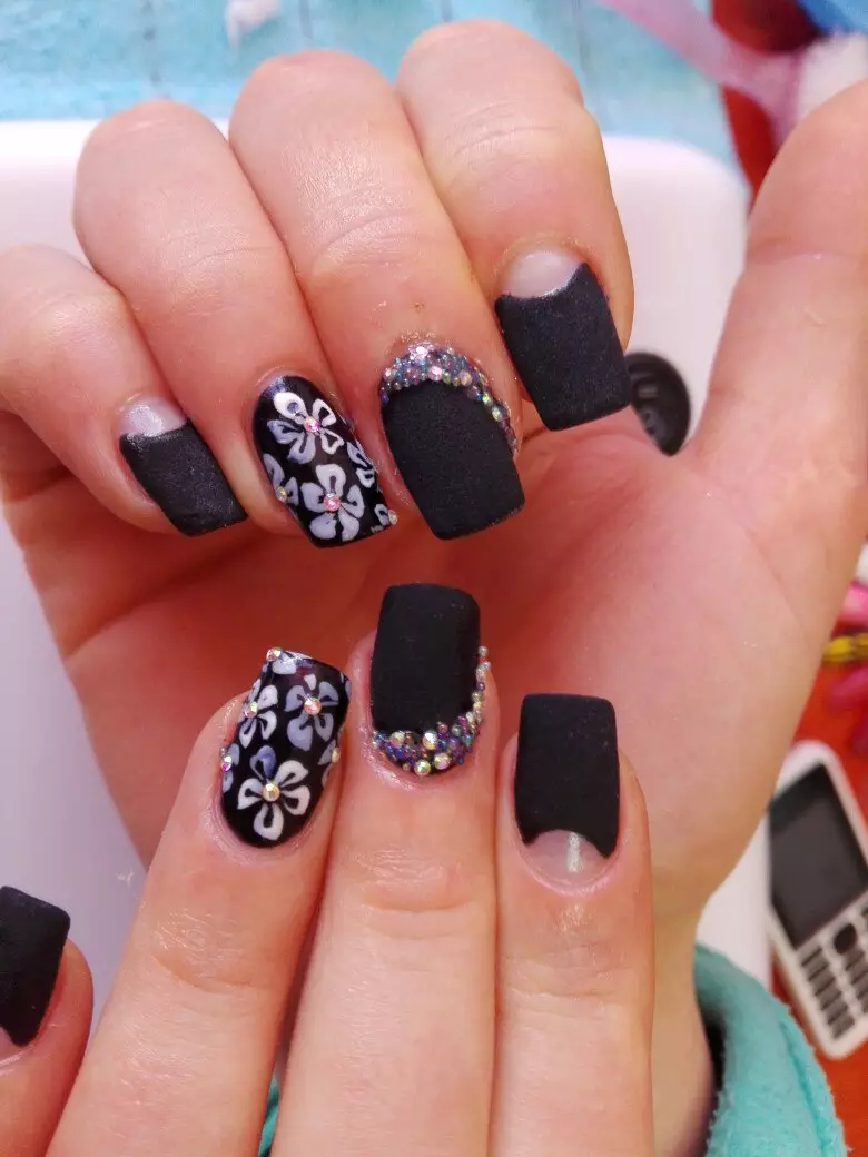 Black manicure na may rhinestones (49 mga larawan): Kuko disenyo na may matte barnisan 24478_5