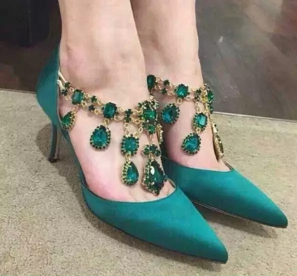 Mga sapatos nga Manolo Blahnik (34 Mga Litrato): Mga popular nga modelo, Kasal, pila ka bantog nga sapatos 2447_25