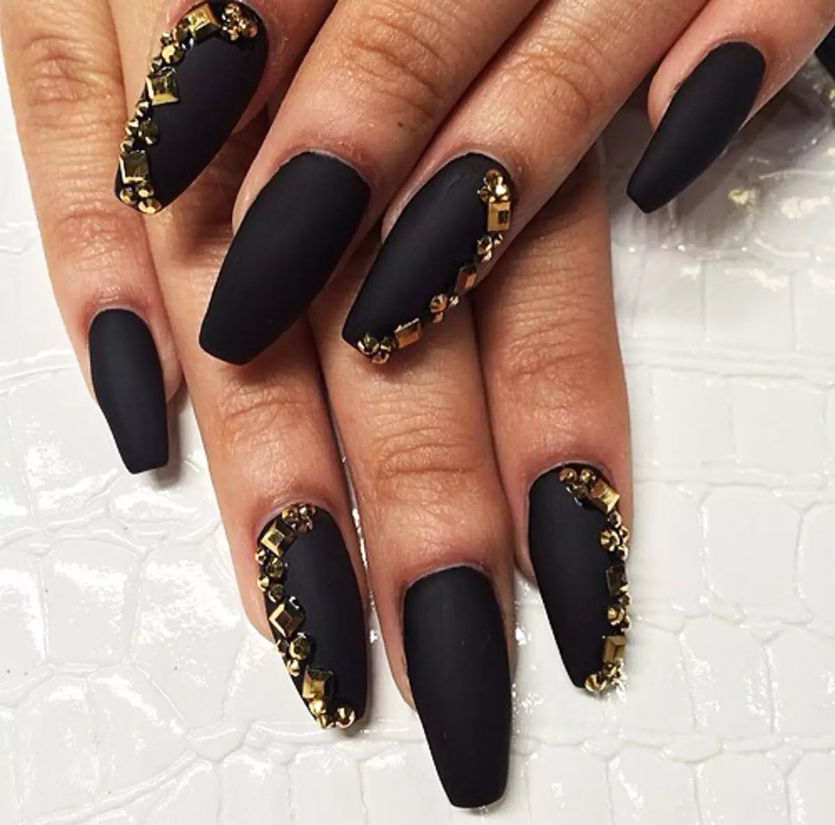 Nero Long Nails (33 foto): idee manicure con vernice nera 24481_11