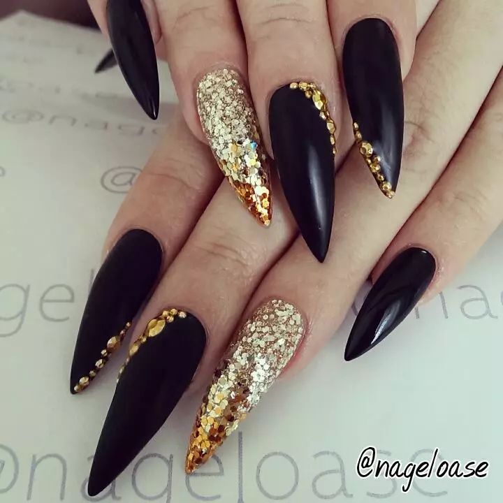 Black Long Nails (33 myndir): manicure hugmyndir með svörtum lakki 24481_14