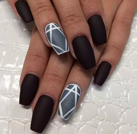 Nero Long Nails (33 foto): idee manicure con vernice nera 24481_15