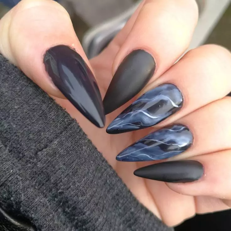 les ungles llargues i negres (33 fotos): Idees de manicura amb vernís negre 24481_17