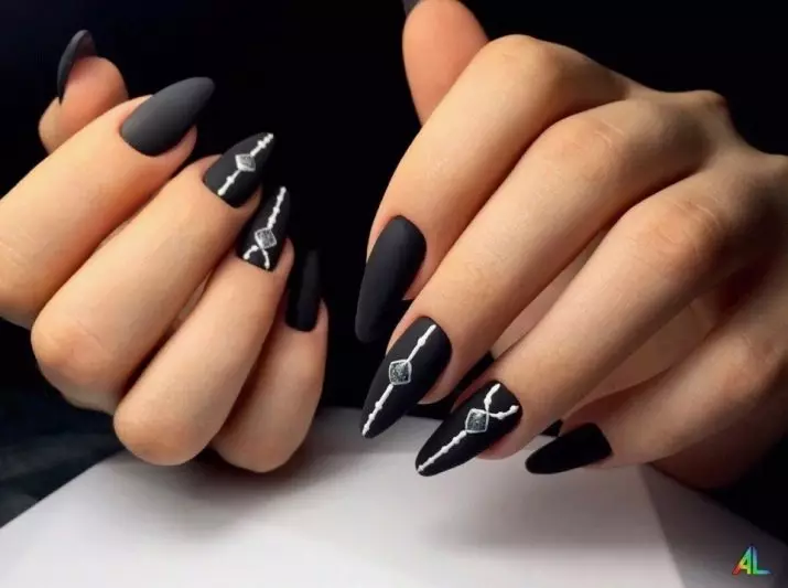 les ungles llargues i negres (33 fotos): Idees de manicura amb vernís negre 24481_2