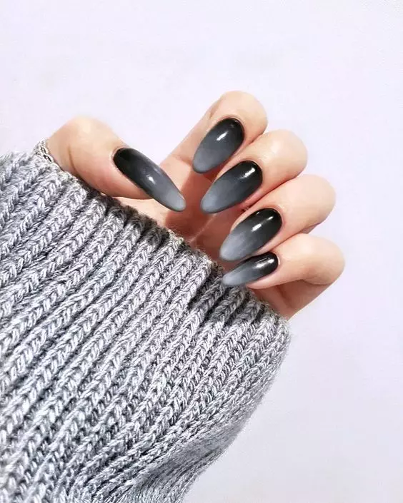 Black Long Nails (33 Foto): Ide Manicure dengan pernis hitam 24481_20