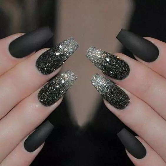 Black long nails (33 photos): manicure ideas with black varnish 24481_23