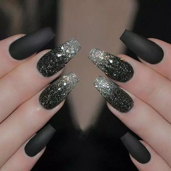 Black Long Nails (33 myndir): manicure hugmyndir með svörtum lakki 24481_23