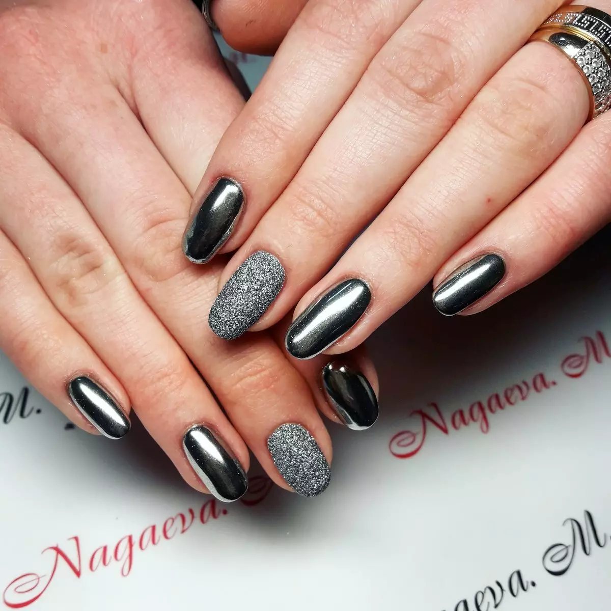 Black Long Nails (33 Foto): Ide Manicure dengan pernis hitam 24481_24