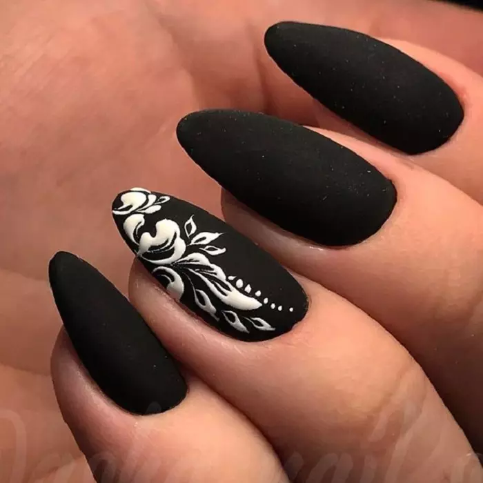 Black Long Nails (33 myndir): manicure hugmyndir með svörtum lakki 24481_27