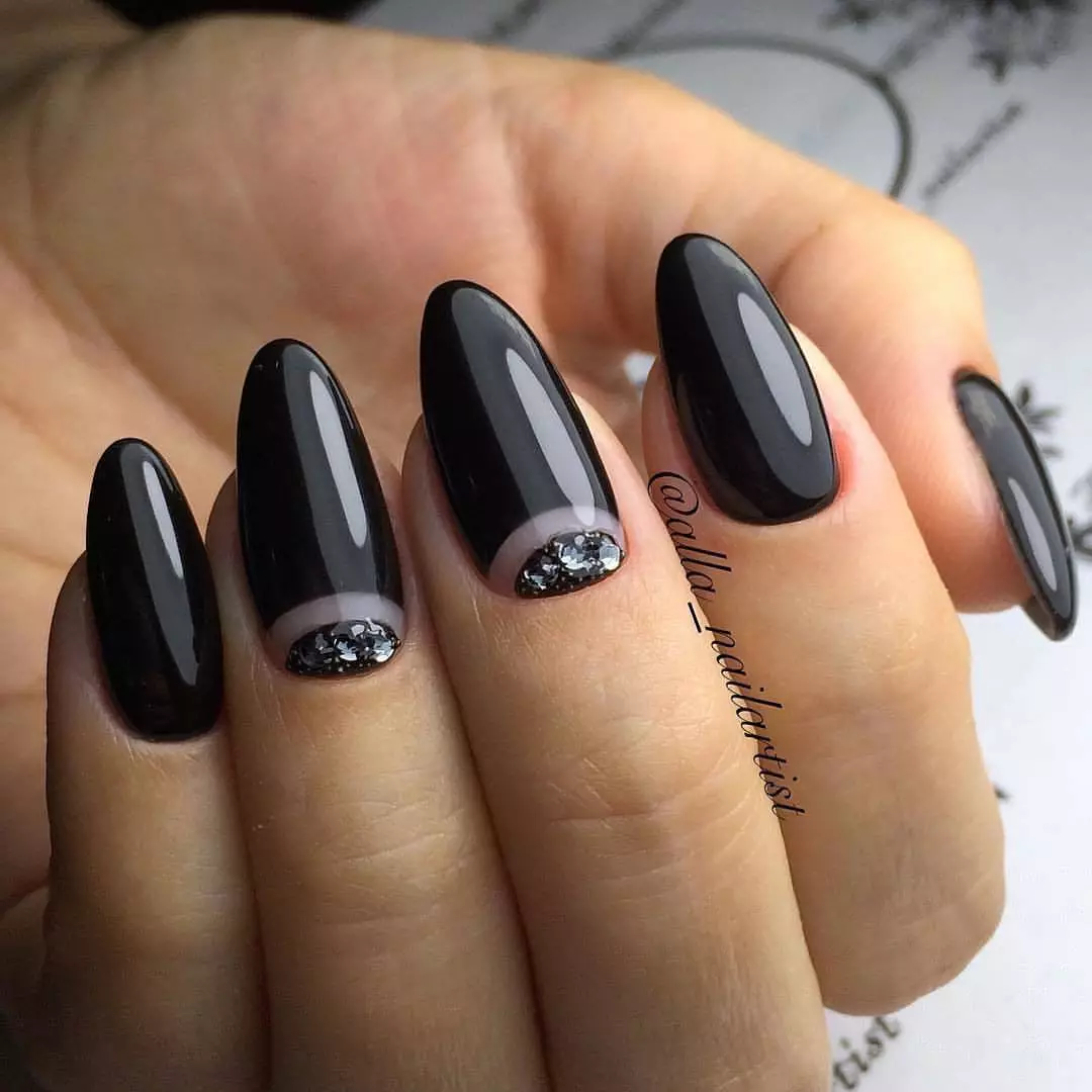 les ungles llargues i negres (33 fotos): Idees de manicura amb vernís negre 24481_29