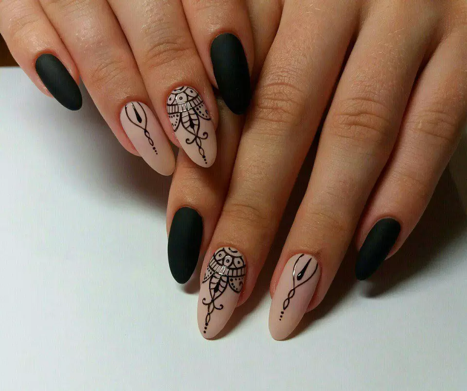 Kuku sing dawa ireng (33 foto): Idea manicur kanthi varnish ireng 24481_7