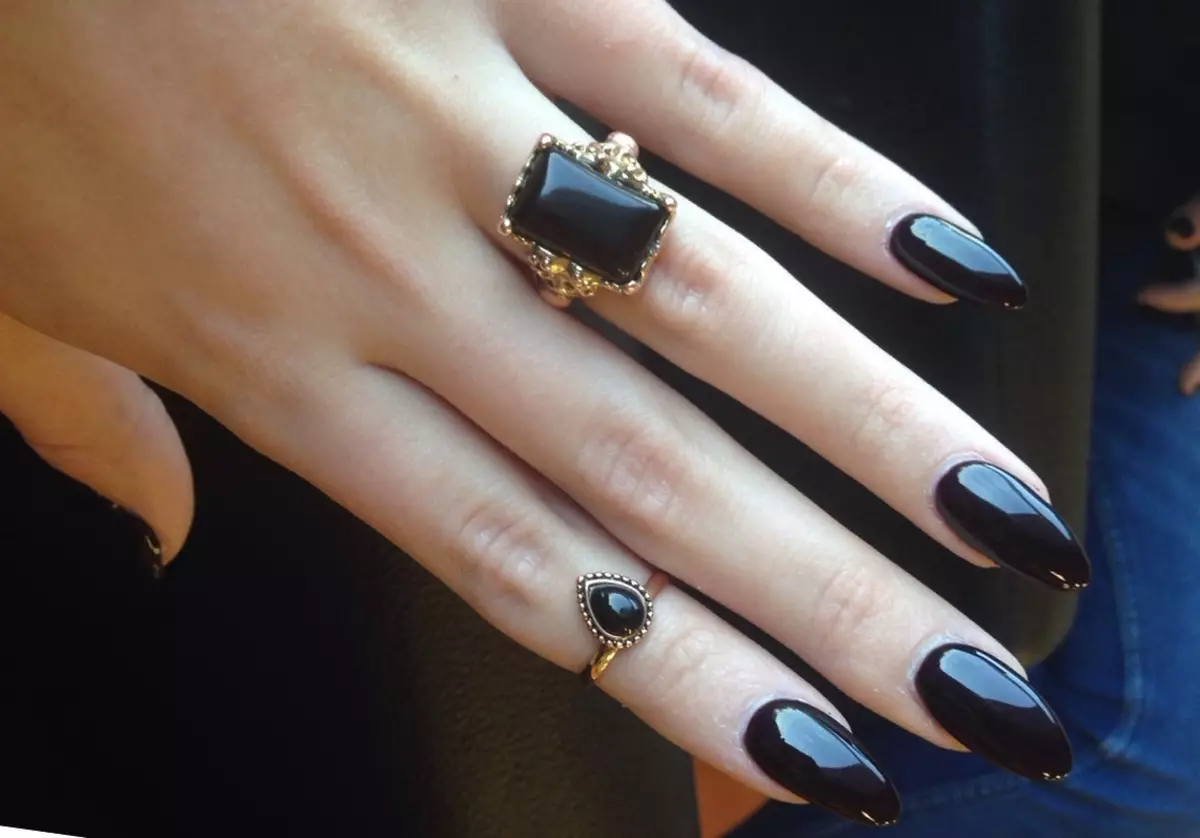 Czarne Długie paznokcie (33 zdjęcia): Pomysły na manicure z czarnym lakierem 24481_8