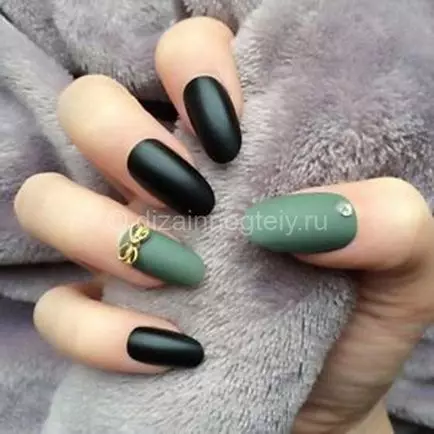 Negru și verde manichiură (31 fotografii): Cum se face unghiile în tonuri negre și verzi? 24482_18