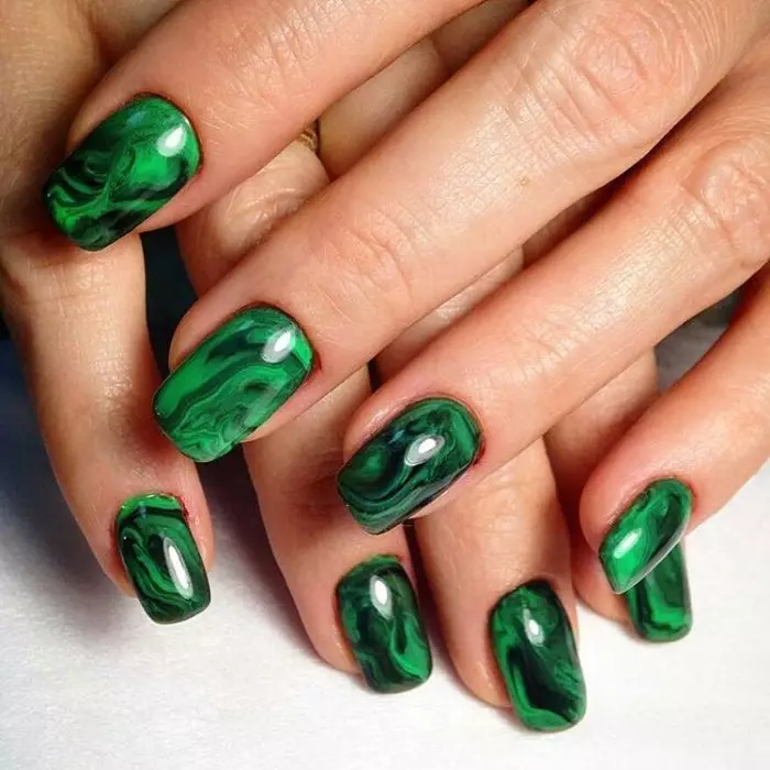 Negru și verde manichiură (31 fotografii): Cum se face unghiile în tonuri negre și verzi? 24482_22