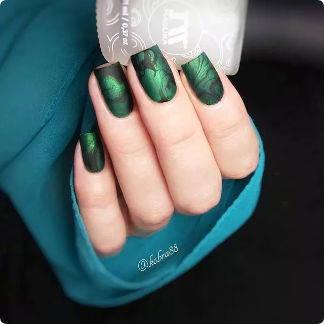 Negru și verde manichiură (31 fotografii): Cum se face unghiile în tonuri negre și verzi? 24482_4