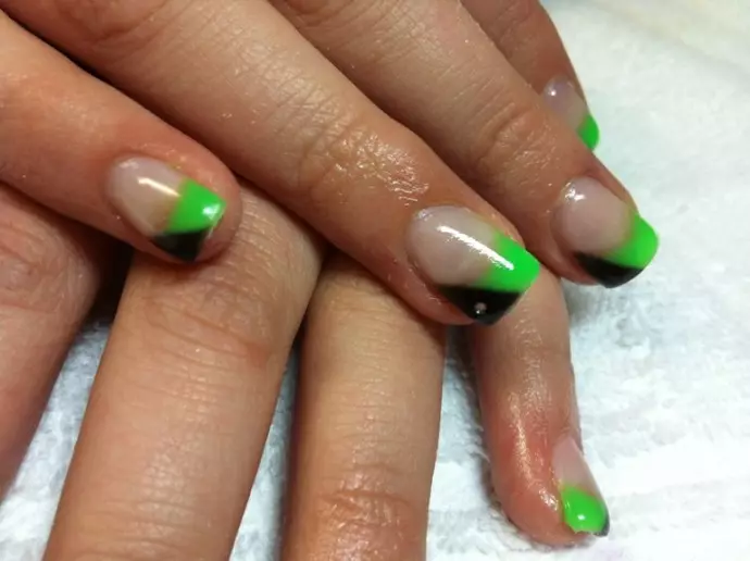 Negru și verde manichiură (31 fotografii): Cum se face unghiile în tonuri negre și verzi? 24482_9