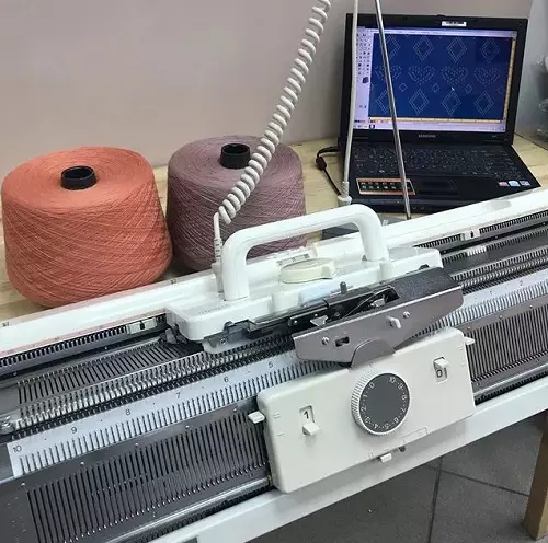 Máquinas de tricotar: para tricô guantes e calcetíns, sombreiros e blusas, modelos infantís e adultos. Como tricotar máquinas manuais? 244_18