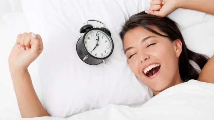 Sleep Mantra: Untuk menenangkan semalaman, untuk tidur yang mendalam dan baik, dari insomnia dan lain-lain. Bagaimana dengan betul membaca mantra untuk tidur dan mengembalikan pasukan? 24503_3