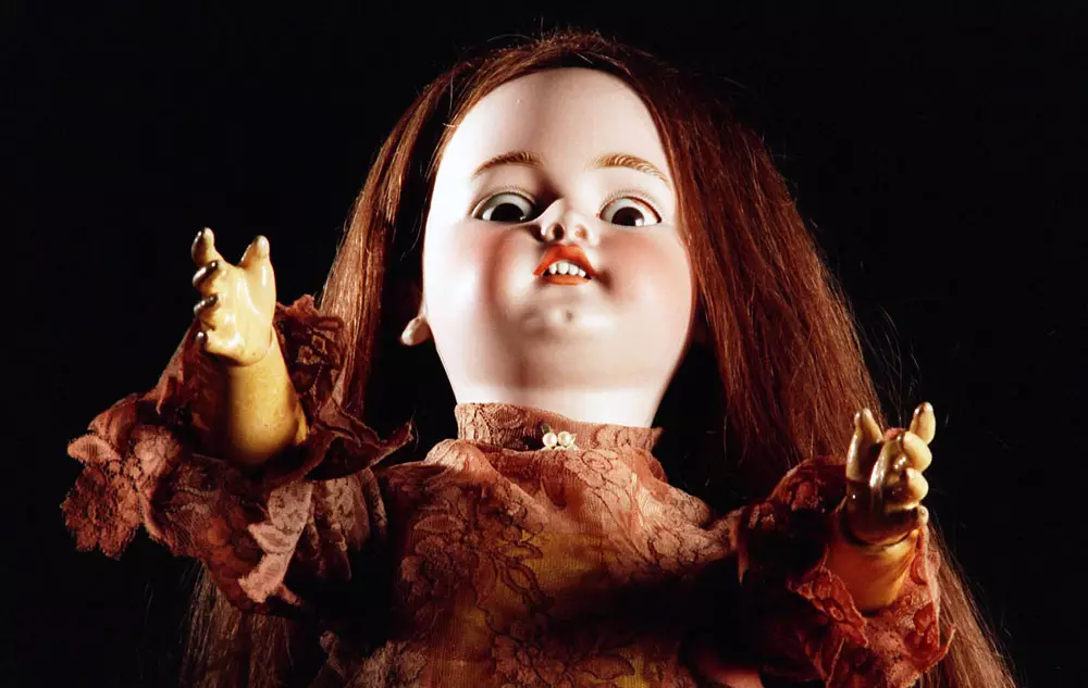 Pediophobia: Apa nama ketakutan boneka dan tampilan manekin? Mengapa Phobia muncul sebelum porselen dan naik boneka? Gejala dan perawatan 24536_4