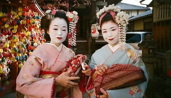 Viti i Ri në Japoni: Cili është numri i festuar Viti i Ri në kalendarin japonez? Çfarë traditash të festimit? Çfarë bëjnë japonezët në shtëpi? 24558_11