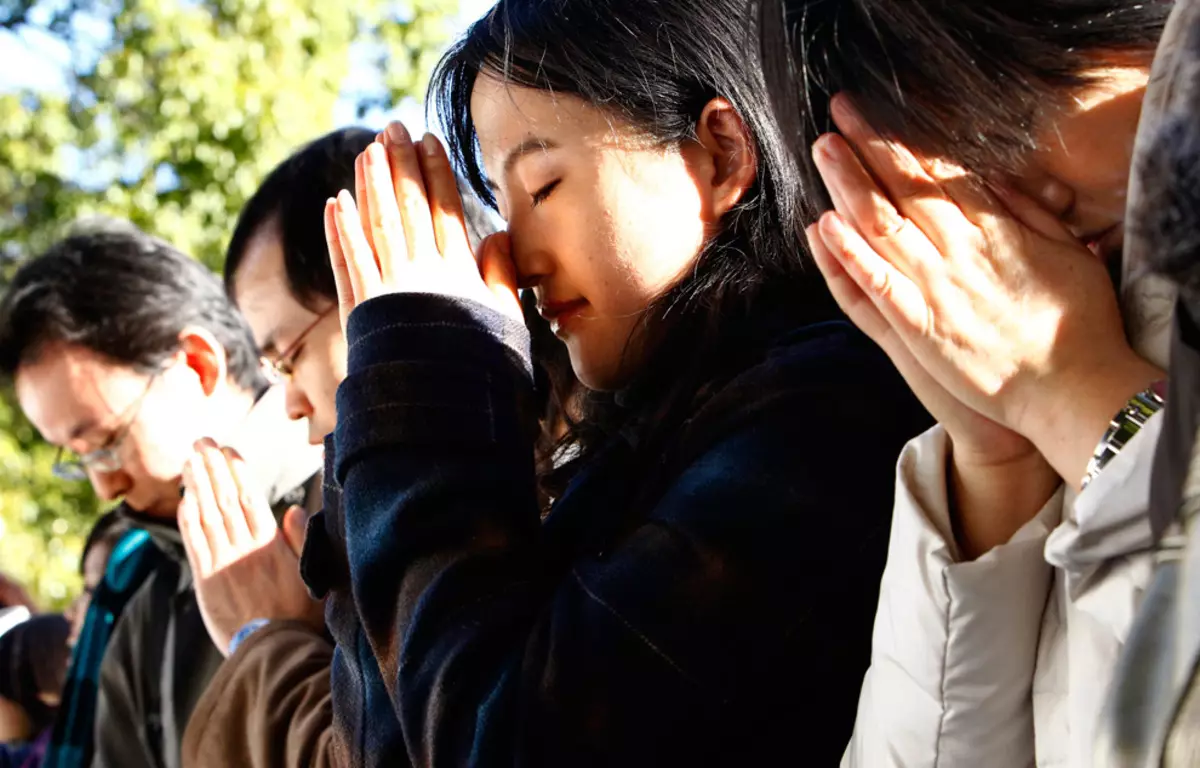 Японка перед мужем. Японцы молятся. Япония люди. Поклонение японцев. Япония молитвенный.