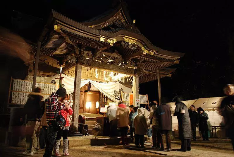 Nouvel An au Japon: Quel est le nombre célébrant la nouvelle année sur le calendrier japonais? Quelles traditions de célébration? Qu'est-ce que les Japonais ornent la maison? 24558_19