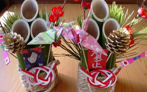 Նոր տարի Japan ապոնիայում. Որն է համարը Նոր տարին նշում է ճապոնական օրացույցում: Ինչ ավանդույթներ են տոնում: Ինչ են զարդարում ճապոնացիները տանը: 24558_33