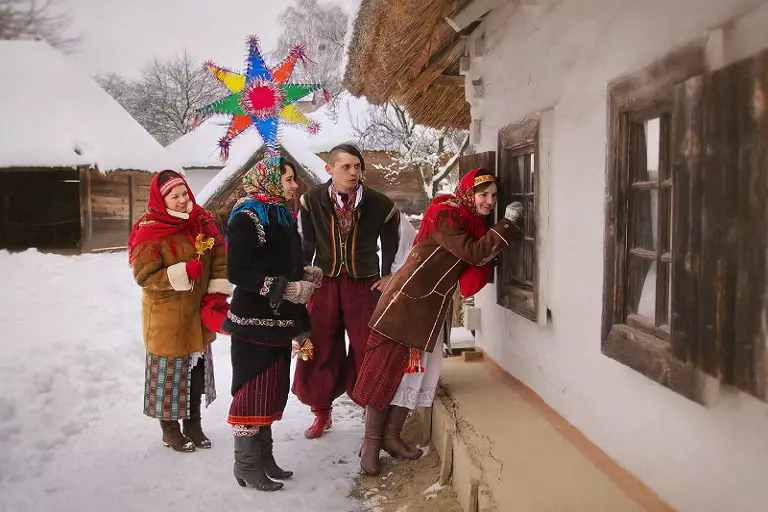 Tradície oslavy starého Nového roka: colné a obrady. Kedy sa uvádza v Rusku a Európe? Čo sa pripravuje na dovolenku? 24560_14
