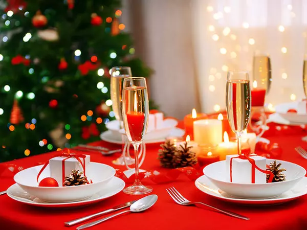 Новорічний стіл (71 фото): як прикрасити його на Новий рік фруктами? Інші прикраси для оформлення столу, ідеї і красиві елементи декору 24562_13