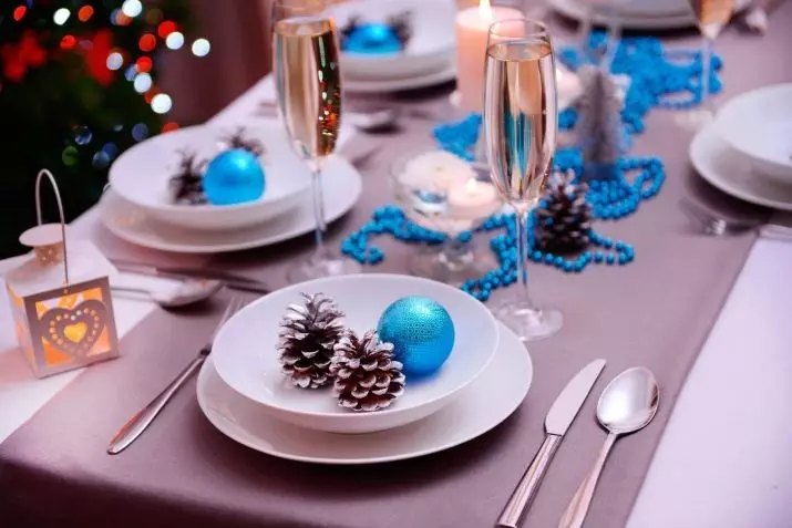 Novogodišnji stol (71 fotografije): Kako ga ukrasiti za novogodišnje voće? Ostala ukrasa za dizajn stola, ideje i lijepih elemenata dekor 24562_22