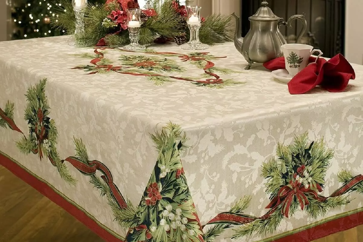Новорічний стіл (71 фото): як прикрасити його на Новий рік фруктами? Інші прикраси для оформлення столу, ідеї і красиві елементи декору 24562_29