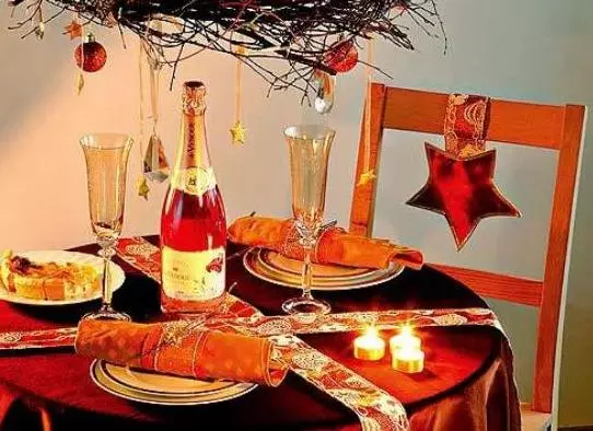 Novogodišnji stol (71 fotografije): Kako ga ukrasiti za novogodišnje voće? Ostala ukrasa za dizajn stola, ideje i lijepih elemenata dekor 24562_32