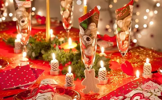 Новорічний стіл (71 фото): як прикрасити його на Новий рік фруктами? Інші прикраси для оформлення столу, ідеї і красиві елементи декору 24562_4