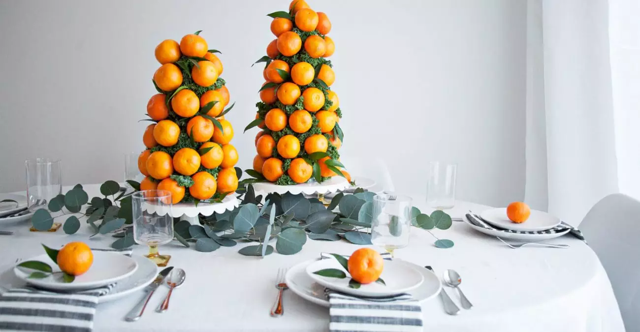 Tabel Tahun Baru (71 foto): Cara menghias buah Tahun Baru? Dekorasi lain untuk desain meja, ide, dan elemen dekorasi yang indah 24562_46
