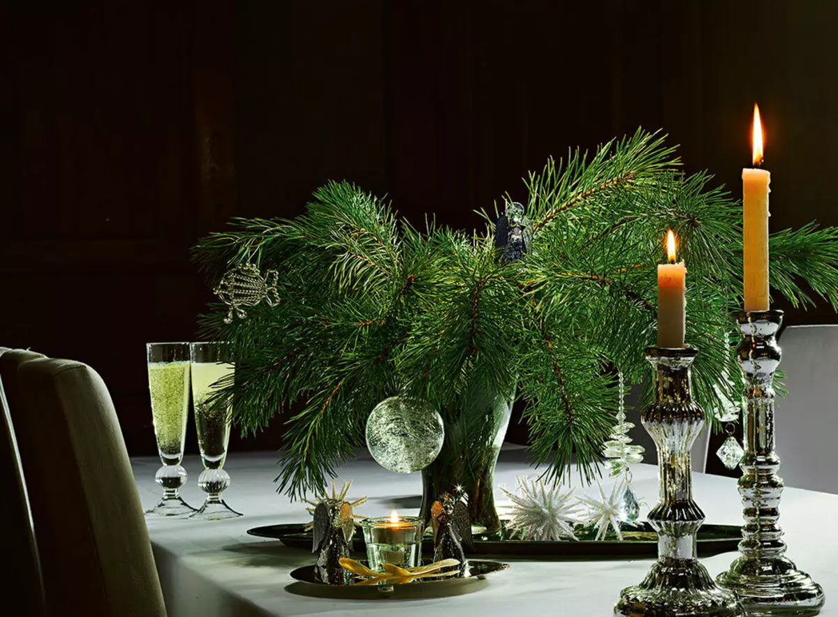 새해 테이블 ​​(71 사진) : 새해 과일을 장식하는 방법은 무엇입니까? 테이블 디자인, 아이디어 및 아름다운 장식 요소를위한 다른 장식 24562_51
