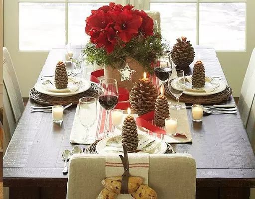 Новорічний стіл (71 фото): як прикрасити його на Новий рік фруктами? Інші прикраси для оформлення столу, ідеї і красиві елементи декору 24562_55