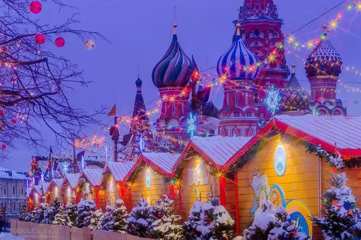 Uusi vuosi Venäjällä: uudenvuoden perinteet ja tulli. Mitä numeroa se juhlitaan? Mihin aikaan juhla alkaa? Kuinka monta kertaa voit tavata hänet Venäjällä? 24563_2