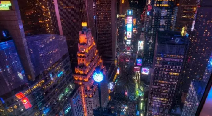 Sersal li New York (17 photos): ball Sersal li Times Square. Çawa din ji wan pîroz dikin û pîroz dikin Sersal li New Yorkê? 24565_11