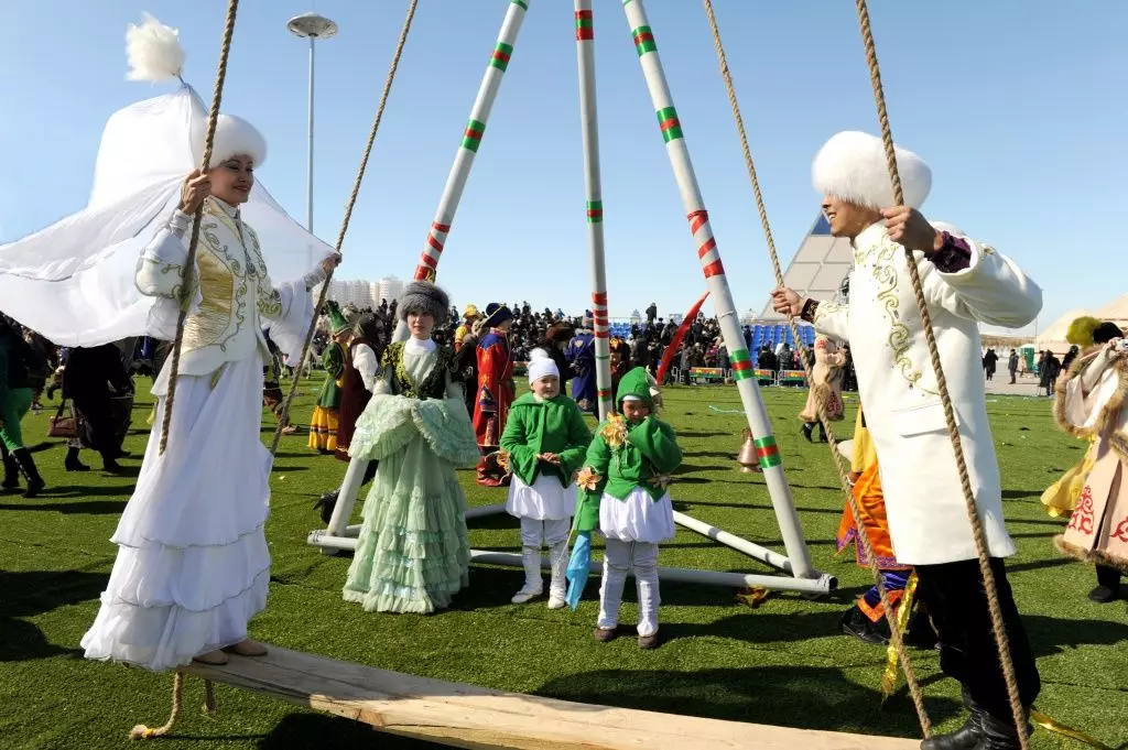 سال نو قزاقستان: چگونه جشن تعطیلات سال نو در قزاقستان؟ چند قزاقستان استراحت می کنند؟ سنت ها و آداب و رسوم در تعطیلات 24567_11