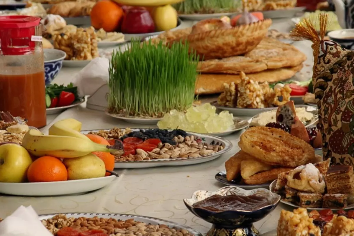 السنة الجديدة في أوزبكستان: كيف تبدأ الأوزبك للاحتفال ووقت ما لم البدء للاحتفال؟ التقاليد والطقوس. ما هي الطهي على الطاولة؟ 24568_11