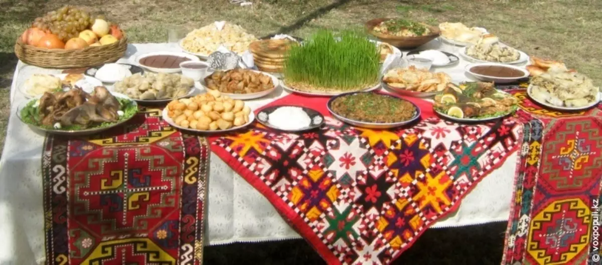 السنة الجديدة في أوزبكستان: كيف تبدأ الأوزبك للاحتفال ووقت ما لم البدء للاحتفال؟ التقاليد والطقوس. ما هي الطهي على الطاولة؟ 24568_12
