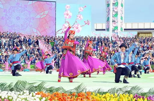 السنة الجديدة في أوزبكستان: كيف تبدأ الأوزبك للاحتفال ووقت ما لم البدء للاحتفال؟ التقاليد والطقوس. ما هي الطهي على الطاولة؟ 24568_7