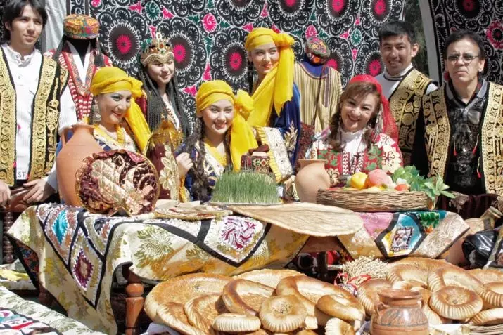 Uzbekistan मा नयाँ वर्ष: Uzbeks कसरी मनाउन थाल्छ र तपाईं कुन समय मनाउन शुरू गर्नुहुन्छ? परम्परा र संस्कारहरू। टेबुलमा के खाना पकाउँदैछन्? 24568_9