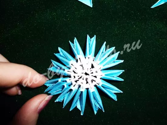 Оригами техникасындағы снежинкалар: қағаздан модульдік оригами. Өз қолыңызбен модульдерден схема бойынша сноубордты қалай жасауға болады? 24575_17