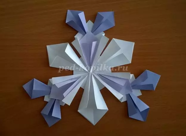 Оригами техникасындағы снежинкалар: қағаздан модульдік оригами. Өз қолыңызбен модульдерден схема бойынша сноубордты қалай жасауға болады? 24575_28